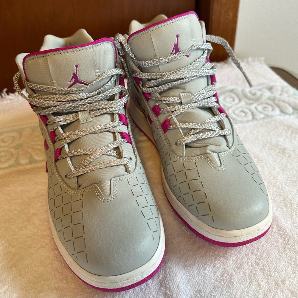 Jordan Illusion GG in Gray Mist and Fuchsia Flash